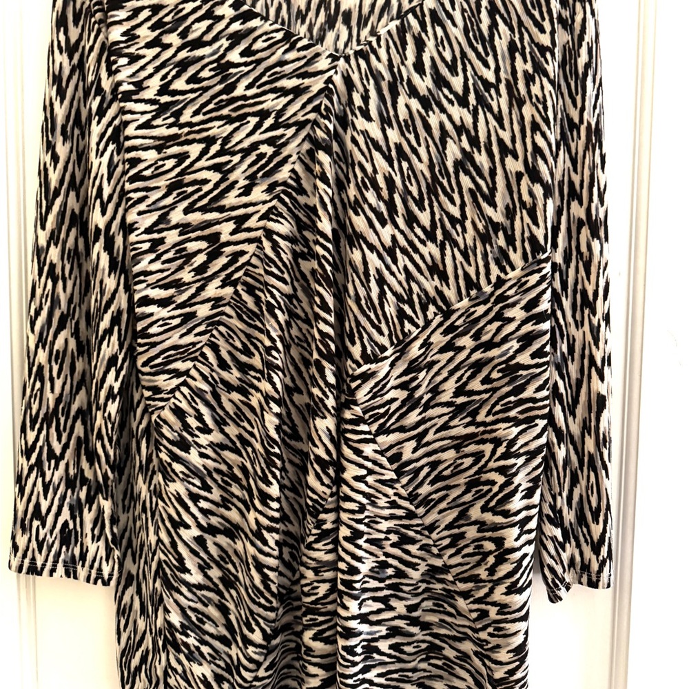 Dana Buchman Black and White Abstract Tunic
